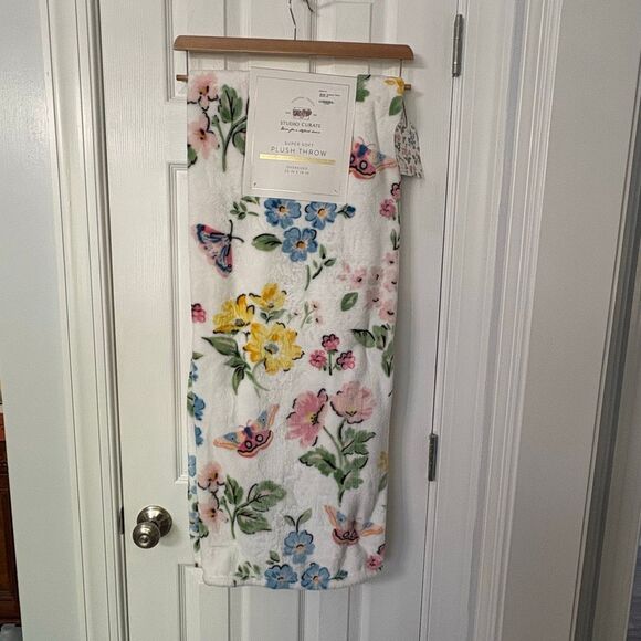 Studio Curate Other - Studio Curate Super Soft Plush Throw – Floral Butterfly Spring Blanket 50x70